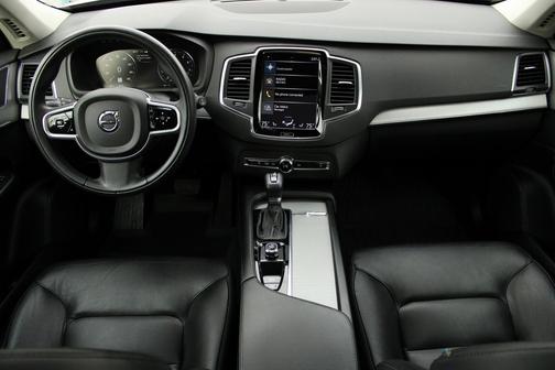 2022 Volvo XC90 T5 Momentum