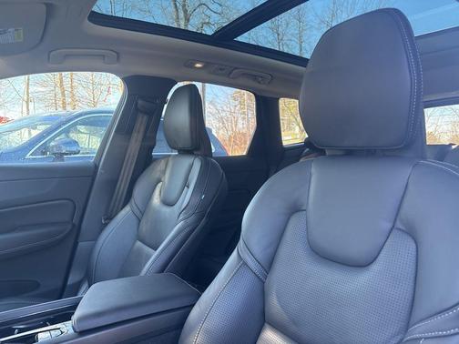 2025 Volvo XC60 B5 Ultra