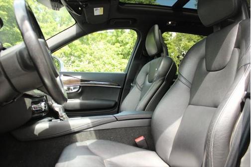 2018 Volvo XC90 T6 Momentum