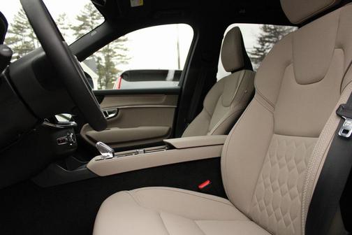 2025 Volvo XC90 B6 Plus 7-Seater