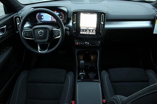 2026 Volvo XC40 Black Edition Ultra, B5 AWD Gas (mild hybrid)