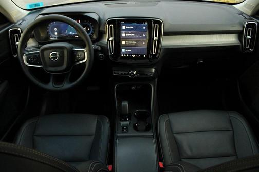 2025 Volvo XC40 B5 Core Bright Theme