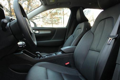 2025 Volvo XC40 B5 Core Bright Theme