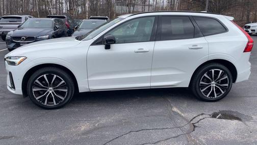 Crystal White Metallic 2023 Volvo XC60 B5 Plus Dark Theme