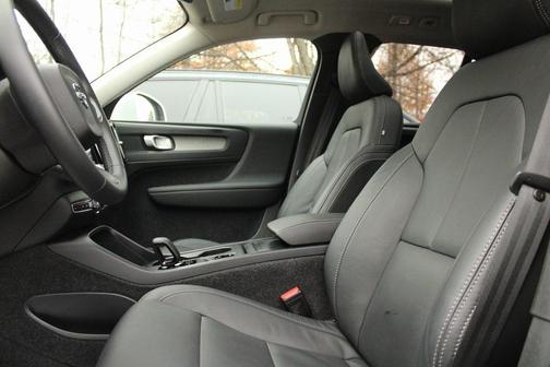 2025 Volvo XC40 B5 Core Bright Theme