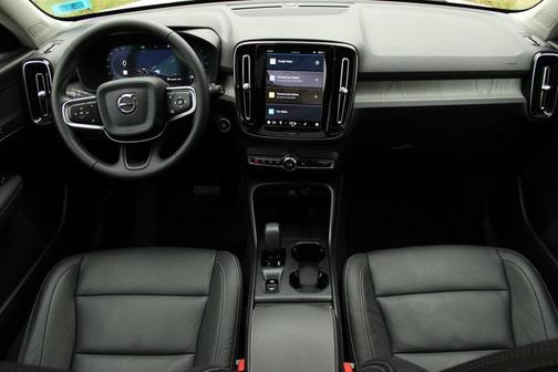 2025 Volvo XC40 B5 Core Bright Theme