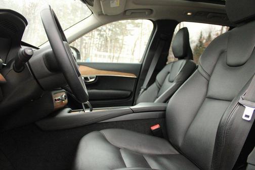 2023 Volvo XC90 B5 Plus