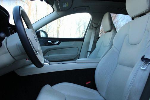 2023 Volvo XC60 B5 Ultimate Dark Theme