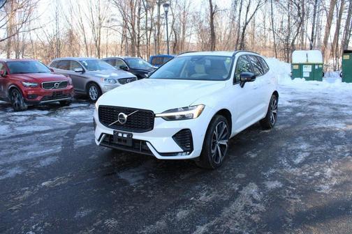 2023 Volvo XC60 B5 Ultimate Dark Theme