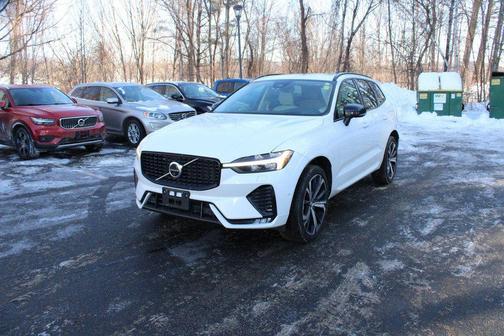 2023 Volvo XC60 B5 Ultimate Dark Theme