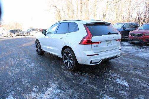 2023 Volvo XC60 B5 Ultimate Dark Theme
