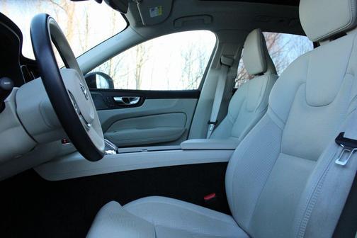 2023 Volvo XC60 B5 Ultimate Dark Theme