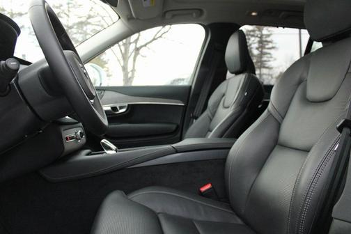 2024 Volvo XC90 Recharge Plug-In Hybrid T8 Ultimate Bright Theme 7-Seater