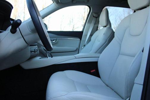 2025 Volvo XC90 B6 Plus 6-Seater