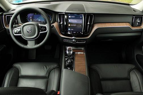 2023 Volvo XC60 B6 Ultimate Bright Theme