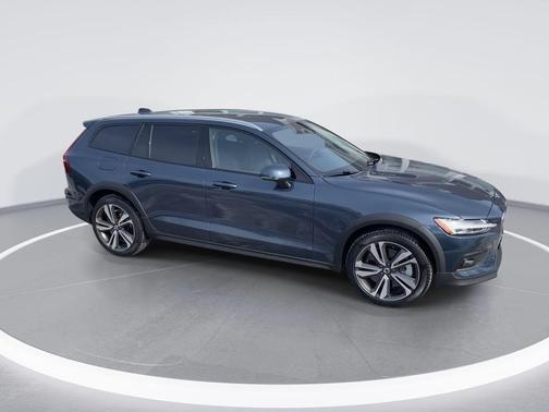 2025 Volvo V60 Cross Country Plus, B5 AWD Gas (mild hybrid)