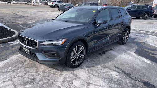2025 Volvo V60 Cross Country Plus, B5 AWD Gas (mild hybrid)