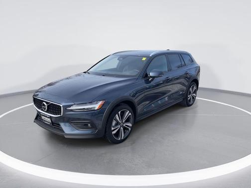 2025 Volvo V60 Cross Country Plus, B5 AWD Gas (mild hybrid)