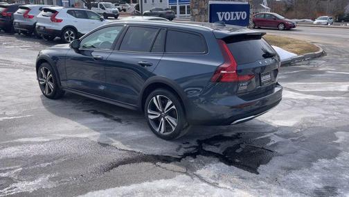 2025 Volvo V60 Cross Country Plus, B5 AWD Gas (mild hybrid)