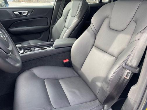 2025 Volvo V60 Cross Country Plus, B5 AWD Gas (mild hybrid)