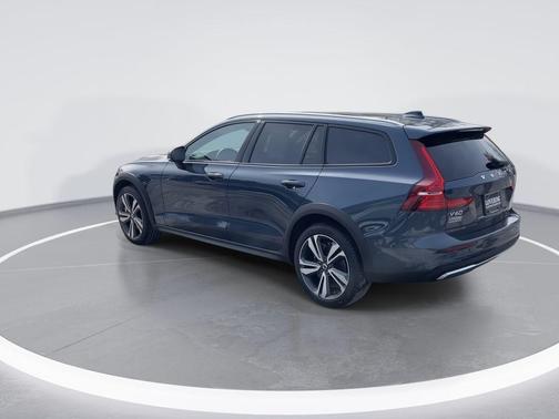 2025 Volvo V60 Cross Country Plus, B5 AWD Gas (mild hybrid)