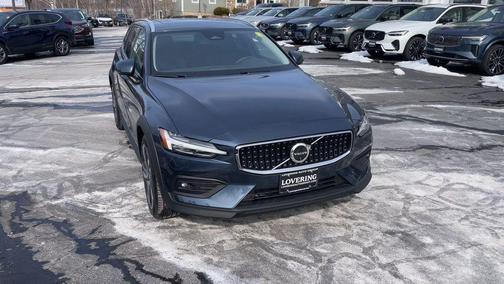 2025 Volvo V60 Cross Country Plus, B5 AWD Gas (mild hybrid)