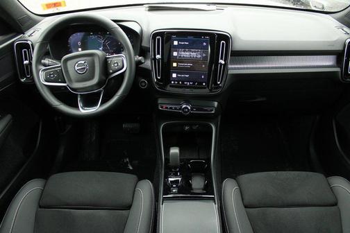 2025 Volvo XC40 B5 Plus Dark Theme