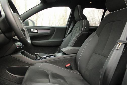 2025 Volvo XC40 B5 Plus Dark Theme