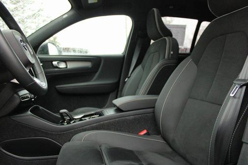 2025 Volvo XC40 B5 Plus Dark Theme