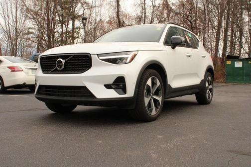 2025 Volvo XC40 B5 Plus Dark Theme
