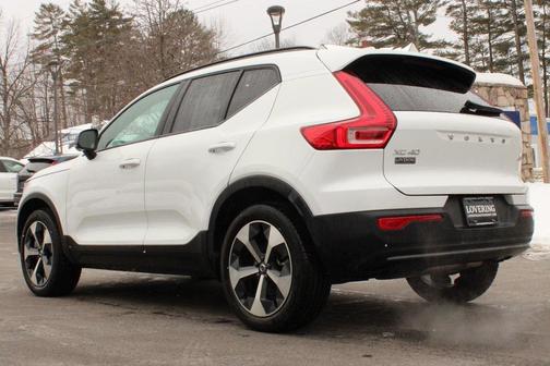 2025 Volvo XC40 B5 Plus Dark Theme