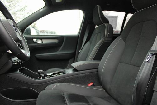 2025 Volvo XC40 B5 Plus Dark Theme