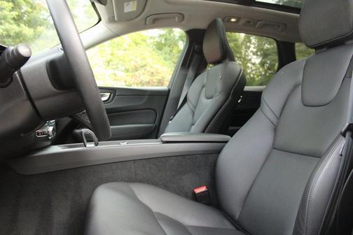 2023 Volvo XC60 B5 Plus Dark Theme
