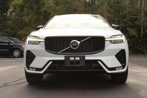 2023 Volvo XC60 B5 Plus Dark Theme