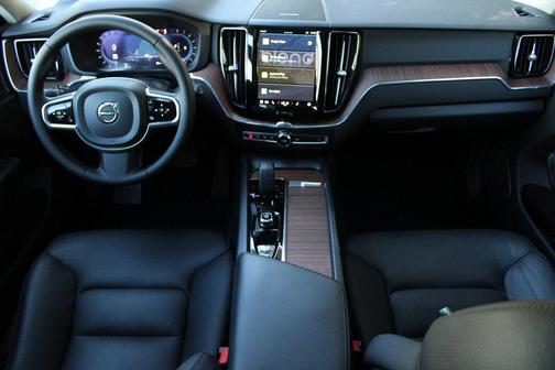 2023 Volvo XC60 B5 Plus Dark Theme