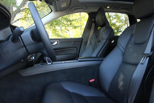 2023 Volvo XC60 B5 Plus Dark Theme