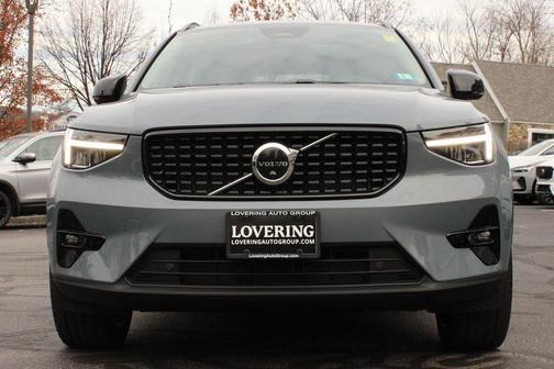 2023 Volvo XC40 B5 Plus Dark Theme