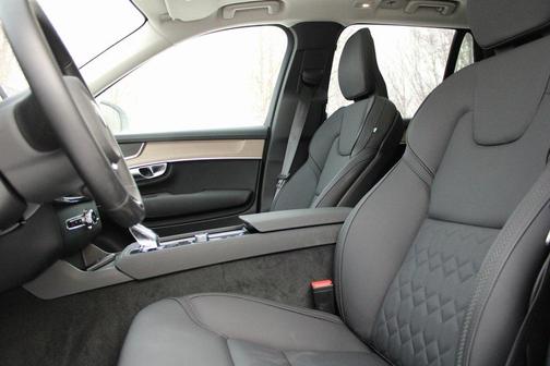 2025 Volvo XC90 B6 Plus 7-Seater