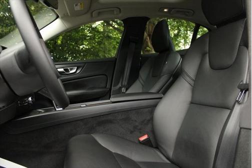 2023 Volvo S60 B5 Plus Dark Theme