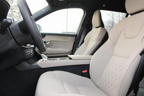 2025 Volvo XC90 B5 Plus 7-Seater