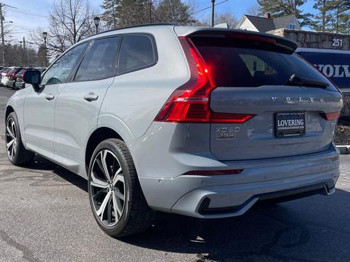 2024 Volvo XC60 B5 Ultimate Dark Theme