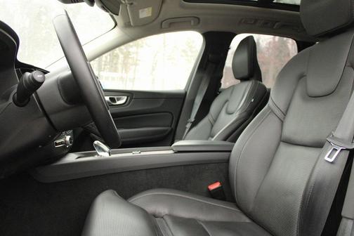 2024 Volvo XC60 B5 Ultimate Dark Theme