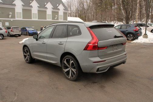 2024 Volvo XC60 B5 Ultimate Dark Theme