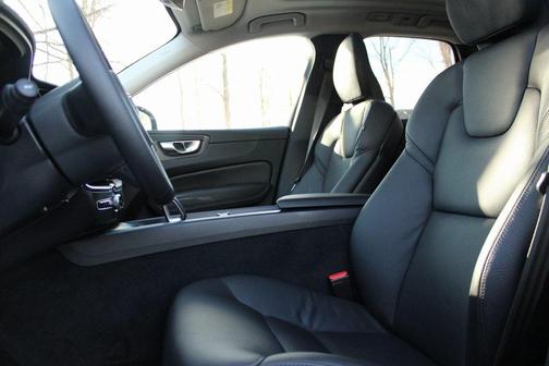 2023 Volvo XC60 B5 Plus Dark Theme