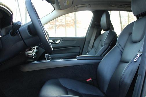 2023 Volvo XC60 Recharge Plug-In Hybrid T8 Plus Dark Theme