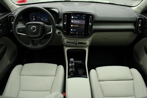 2025 Volvo XC40 Ultra Bright Theme