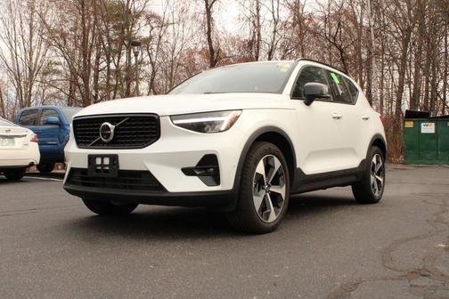 2025 Volvo XC40 B5 Plus Dark Theme