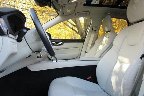 2023 Volvo XC60 B5 Plus Dark Theme