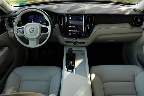 2023 Volvo XC60 B5 Plus Dark Theme