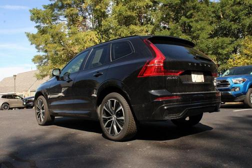 2023 Volvo XC60 B5 Plus Dark Theme